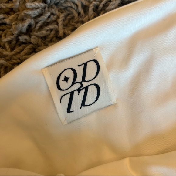 ODTD WHITE KNIT TOP WITH MICRO BOW, SIZE SMALL - Picture 3 of 5